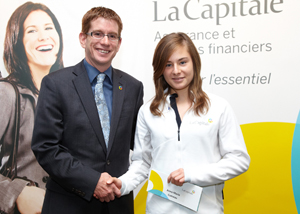 Anne-Marie Comeau reçoit une bourse dans le cadre de la remise de bourses La Capitale 2012 du 28 mai dernier